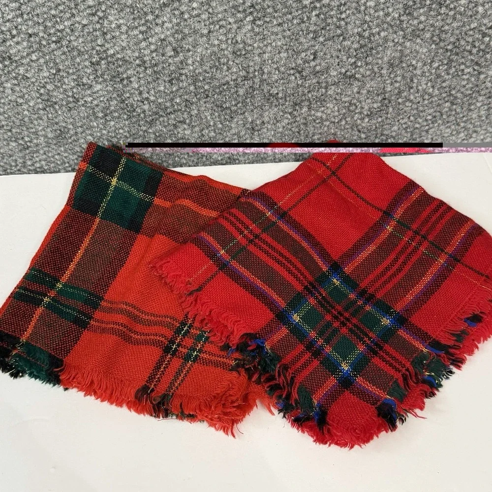 VTG Lot Set Plaid Christmas 6 Napkins Red Green Black.  Two Different Prints